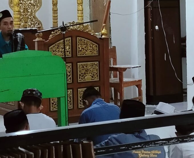 Halaqah Subuh Kitab Taisir Al-Khallaq Fi Ilmi Akhlak, Bahas Tema Adab Seorang Santri