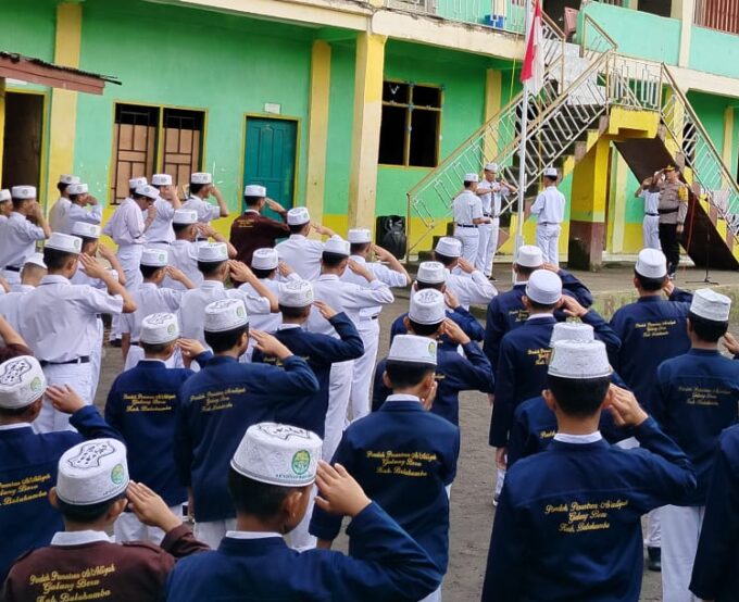 Jadi Pembina Upacara, Kapolsek Gantarang Bakar Semangat Santri As'adiyah Galung Beru