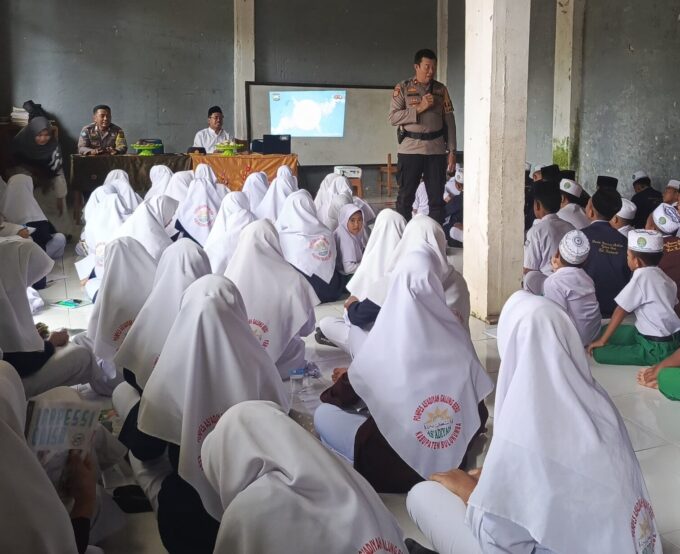 Bersama Kapolsek, Santri As’adiyah Galung Beru Ngaji Bahaya Narkoba