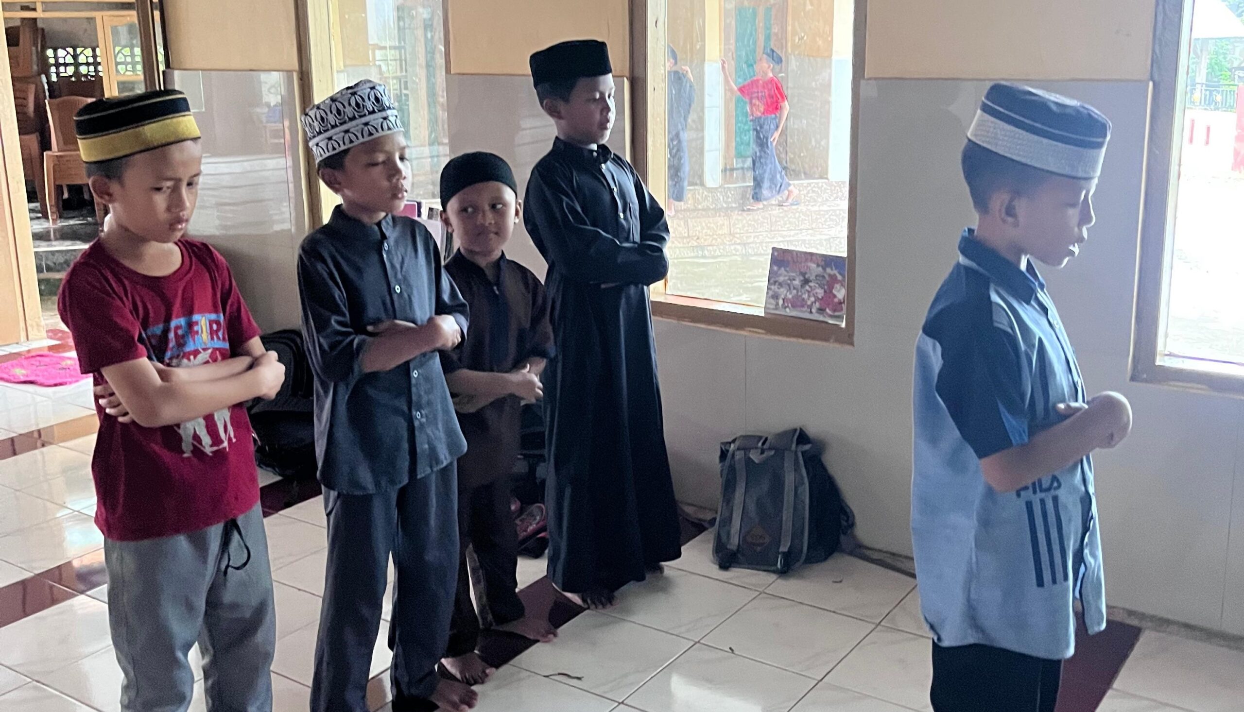 Praktik Shalat Subuh oleh santri TPQ