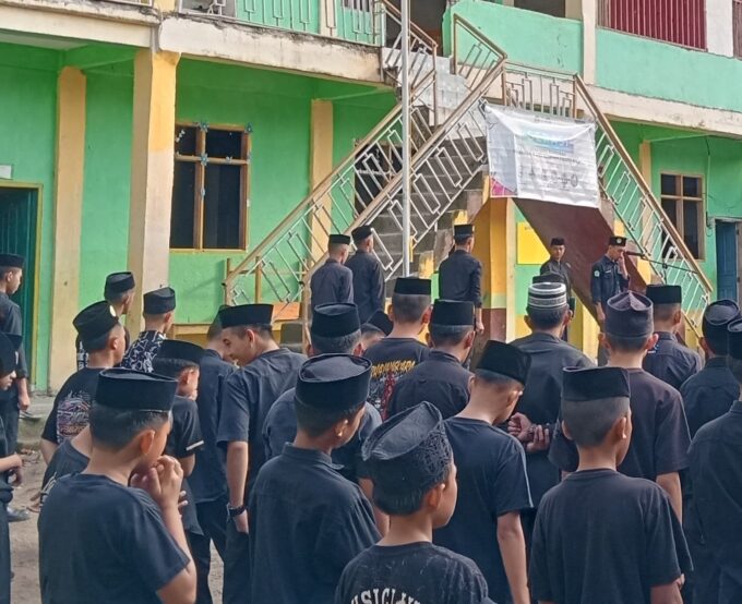 Kostum Serba Hitam, Upacara di Pontren As’adiyah Galung Beru Gunakan Bahasa Asing