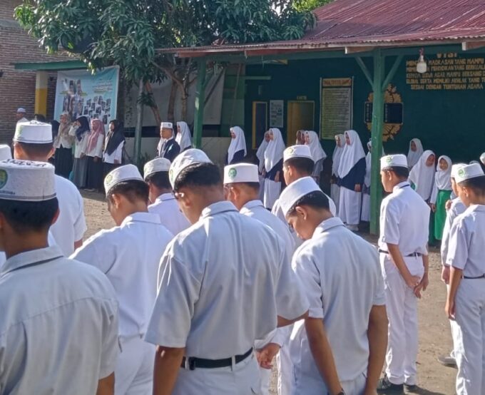 Tiga Santri Terbaik Bimtek Kehumasan Diumumkan di Upacara Pesantren