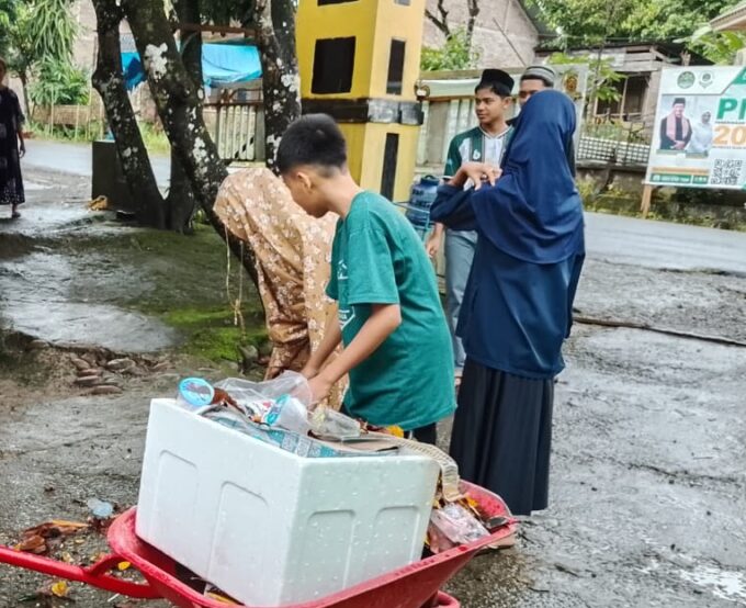 Santri Bersih, Hati Tenang: Rutinitas Membersihkan Lingkungan Pondok