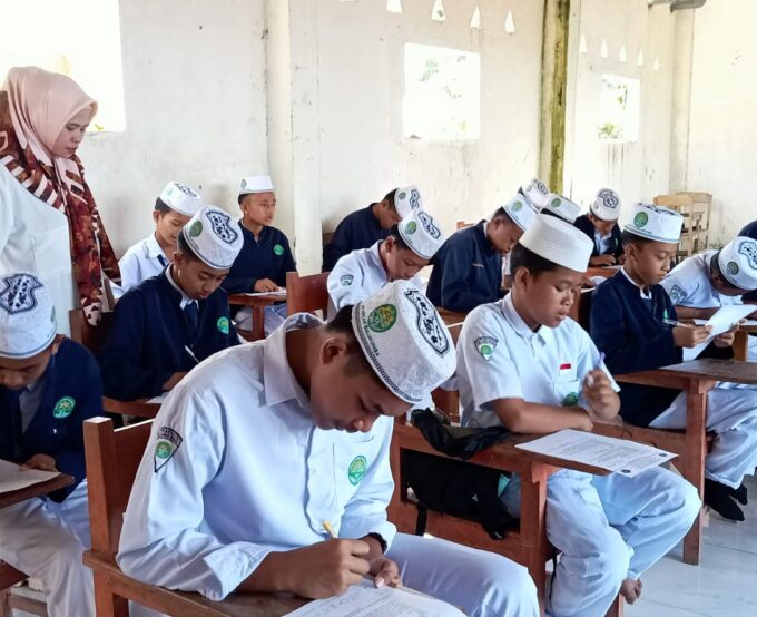 Penilaian Akhir Semester di As'adiyah Galung Beru Berlangsung Lancar dan Aman