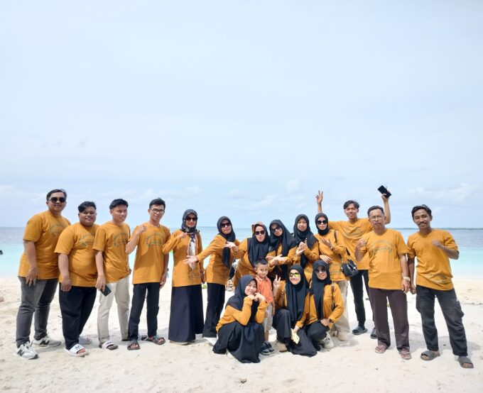 Pasca Semester Genap, Civitas Pontren As'adiyah Nikmati Liburan di Pantai Bara