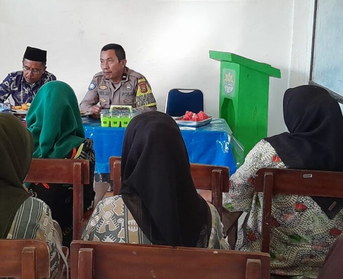 Perkuat Karakter, As’adiyah Galung Beru Hadirkan Bhabinkamtibmas Ngaji UU Perlindungan Anak