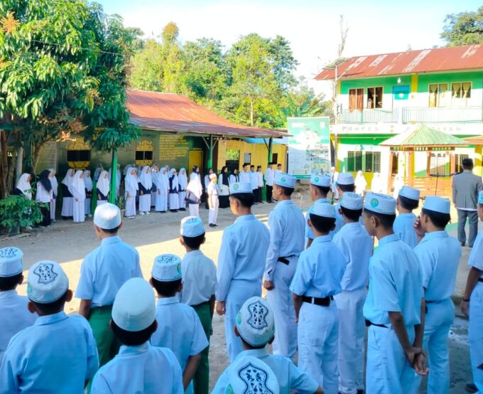 Ketua Yayasan As’adiyah Galung Beru Sampaikan Pesan Tiga Cahaya Anregurutta di Upacara Terpadu