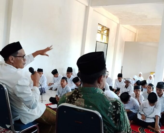 Halaqah Sore, Gurutta Dr. Fihris Ingatkan Santri Jaga Adab dalam Menuntut Ilmu