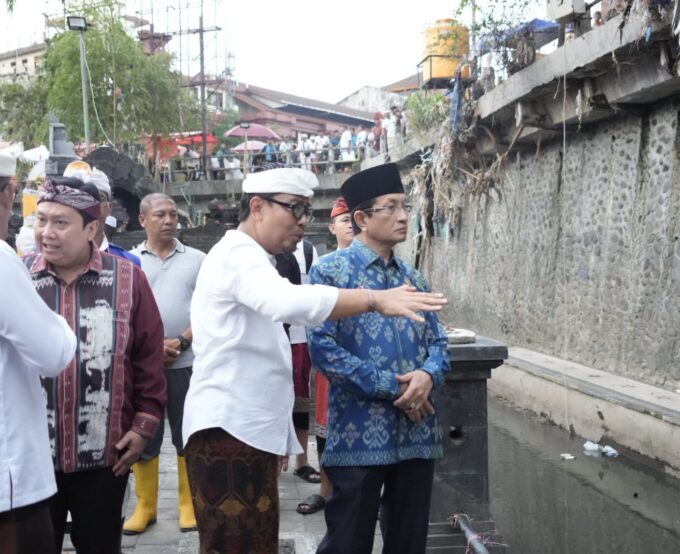 Pura Rusak Akibat Banjir, Menag Pastikan Dukungan Pemerintah Hadir