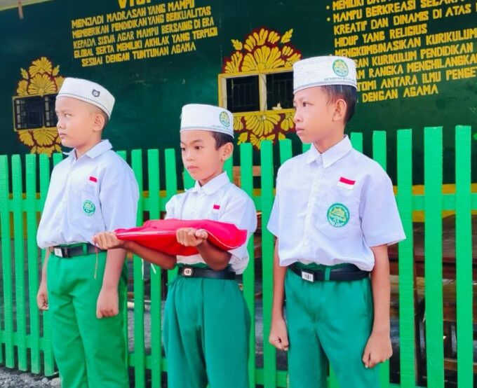 Santri MI Jadi Petugas Upacara, Ada Lucu-Lucunya