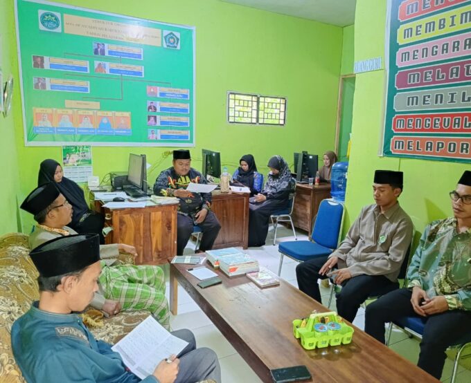 Ketua Yayasan Pimpin Rapat, Berikut Hasilnya