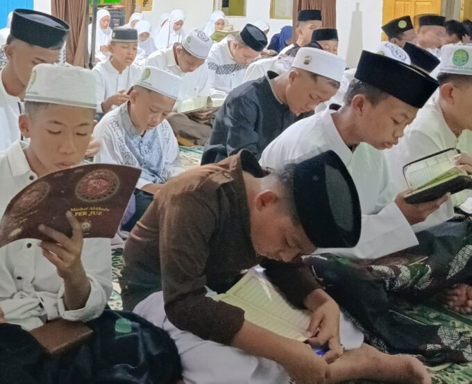 "Kamu ingin menjadi ahli fikih tanpa kesusahan? Itu hanyalah angan-angan orang yang gila."