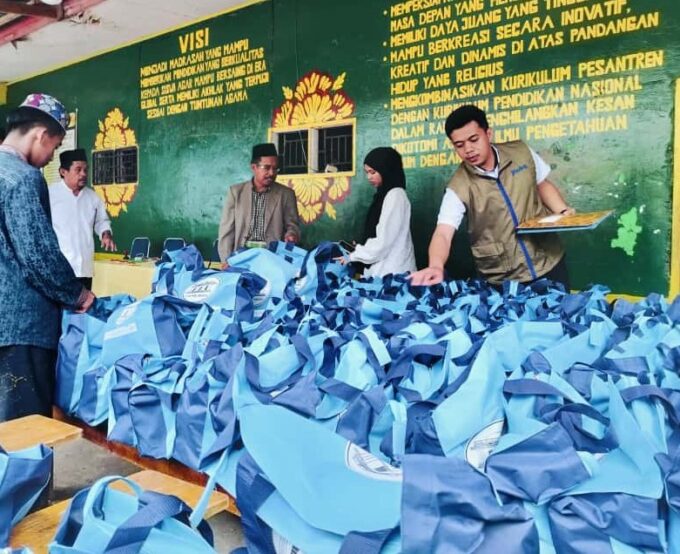 Santri As’adiyah Galung Beru Terima Ratusan Paket dari Wakil Presiden RI