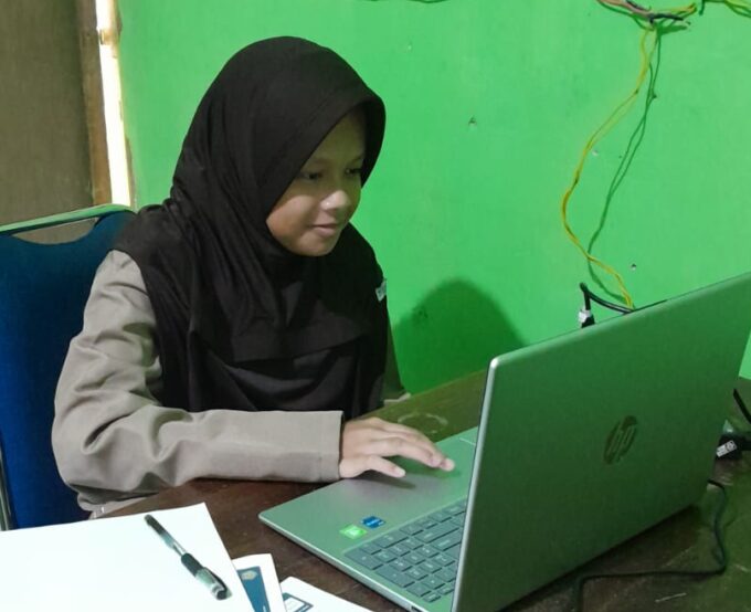 Listrik Bergilir Padam, Semangat OMI Tiga Murid MTs As’adiyah Galung Beru Tetap Menyala